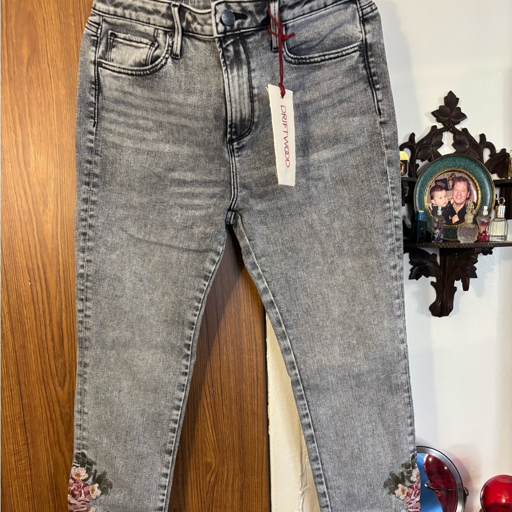 Driftwood embroidered jeans 29 NWT